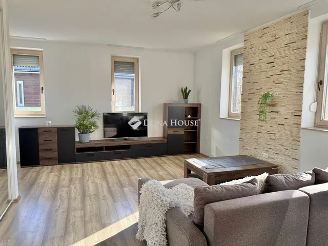 Eladó lakás Paks, Kosár utca 74 nm