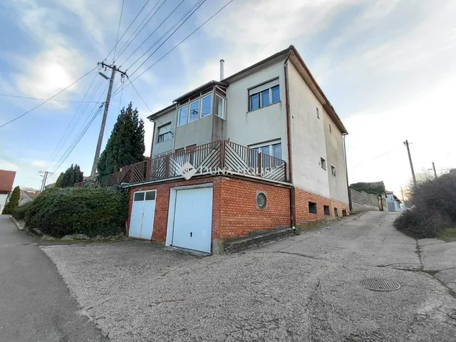 Eladó ház Paks 200 nm