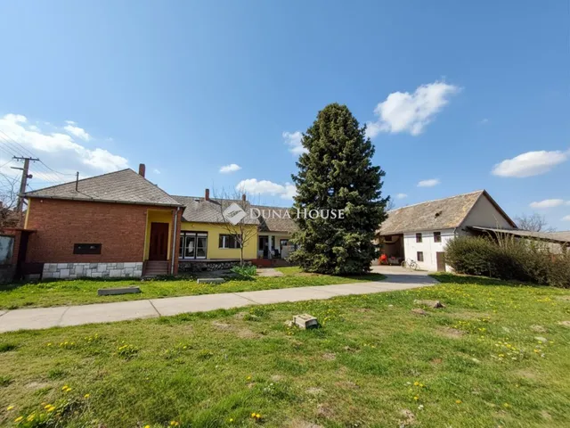 Eladó ház Decs 190 nm