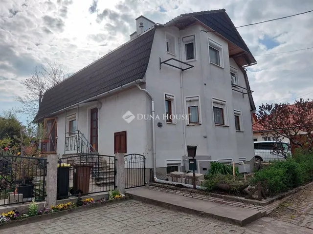 Eladó lakás Paks 130 nm