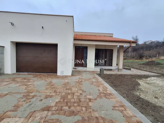 Eladó ház Tinnye, András király utca 145 nm