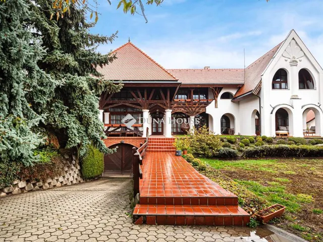 Eladó ház Velence, Fő utca 735 nm