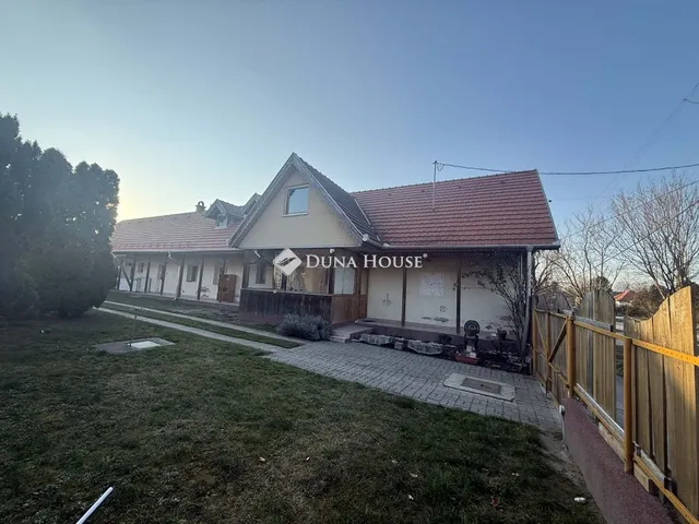 Eladó ház Etyek, Deák Ferenc utca 149 nm