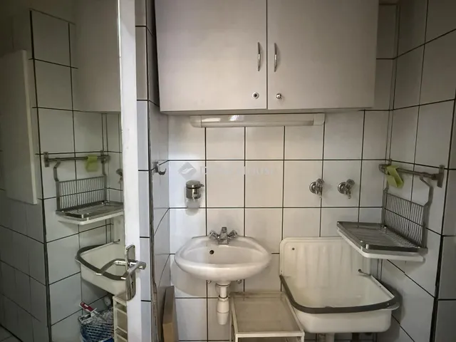Eladó kereskedelmi és ipari ingatlan Budapest VI. kerület, Szondi utca 30 nm