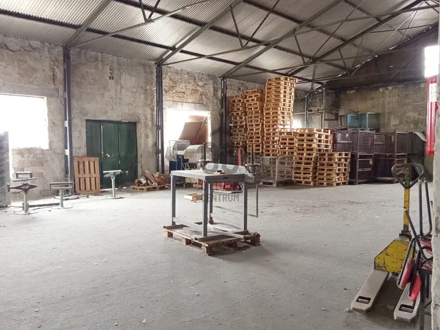 Eladó kereskedelmi és ipari ingatlan Komárom 3360 nm
