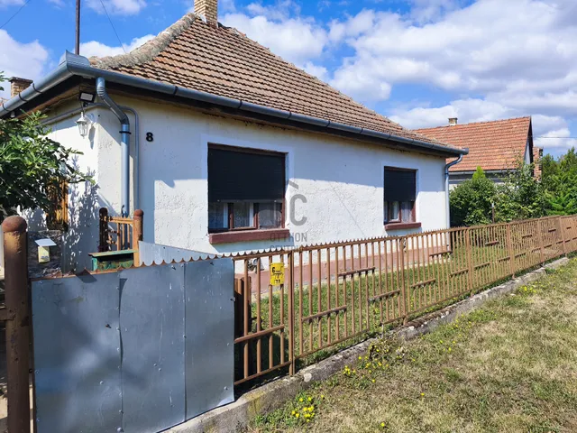 Eladó ház Gyöngyösoroszi 725 nm