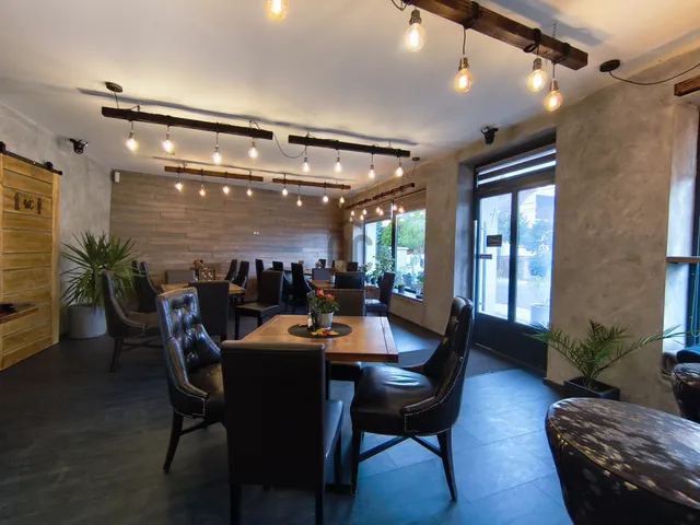 Eladó kereskedelmi és ipari ingatlan Markaz 225 nm