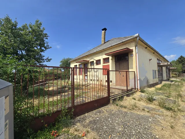 Eladó kereskedelmi és ipari ingatlan Karácsond 215 nm