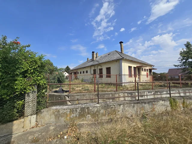 Eladó kereskedelmi és ipari ingatlan Karácsond 215 nm