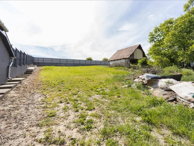 Eladó kereskedelmi és ipari ingatlan Patak 245 nm