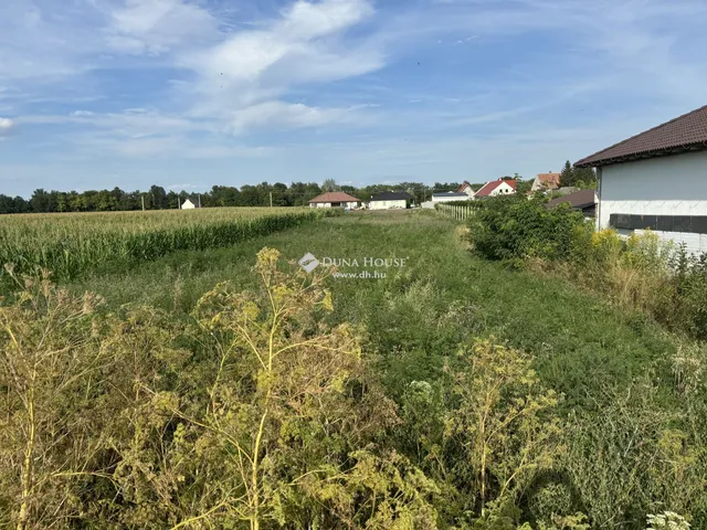 Eladó telek Mosonszentmiklós 836 nm