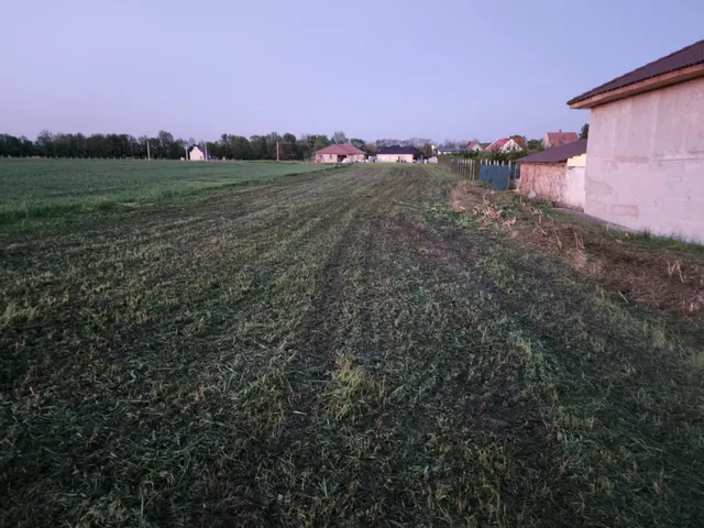 Eladó telek Mosonszentmiklós 836 nm