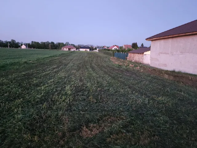 Eladó telek Mosonszentmiklós 836 nm