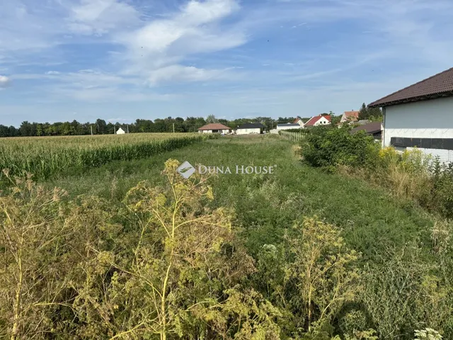 Eladó telek Mosonszentmiklós 836 nm