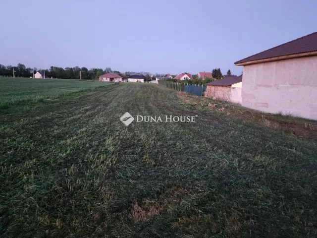 Eladó telek Mosonszentmiklós 836 nm