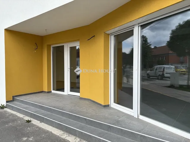 Eladó kereskedelmi és ipari ingatlan Csorna 63 nm