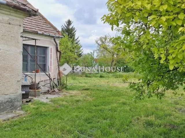 Eladó telek Lipót 892 nm
