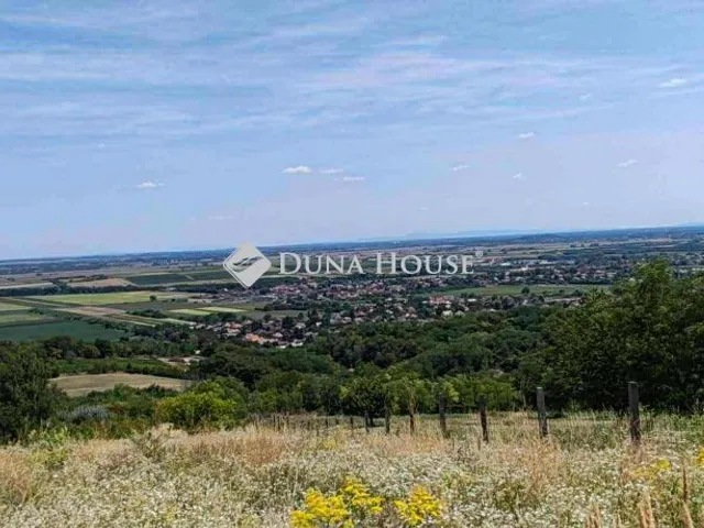 Eladó telek Győrújbarát 2435 nm