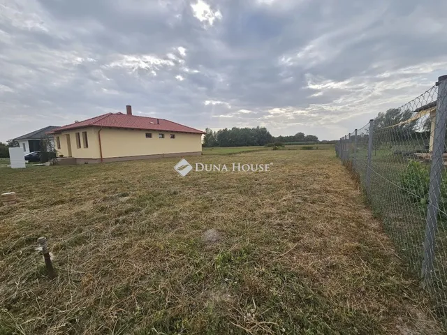 Eladó telek Nagybajcs 1001 nm