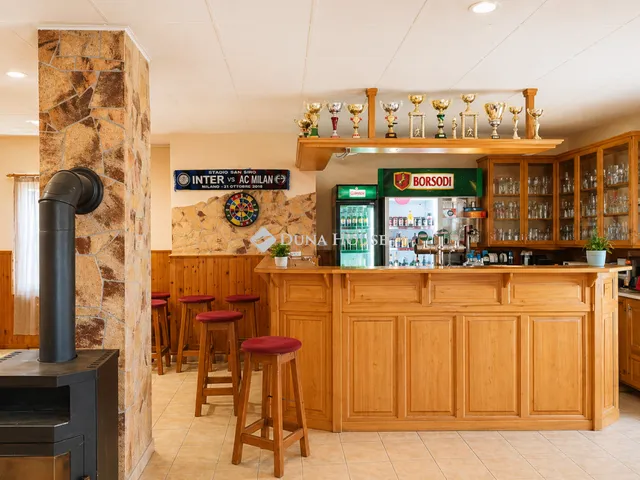 Eladó kereskedelmi és ipari ingatlan Gyóró 130 nm