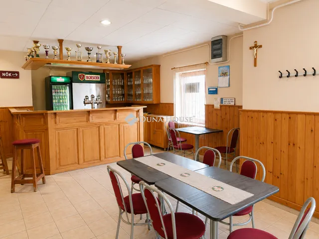 Eladó kereskedelmi és ipari ingatlan Gyóró 130 nm