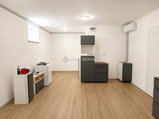 Eladó kereskedelmi és ipari ingatlan Sopron 34 nm