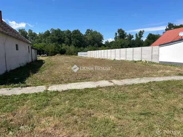 Eladó telek Agyagosszergény 1079 nm