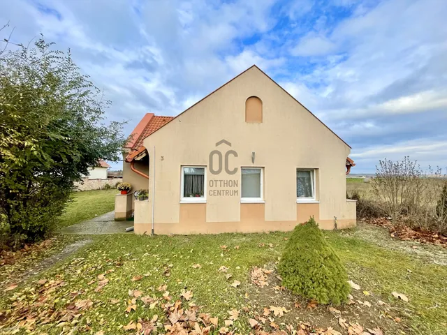 Eladó ház Zsira 200 nm