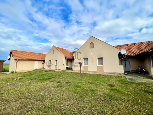 Eladó ház Zsira 200 nm