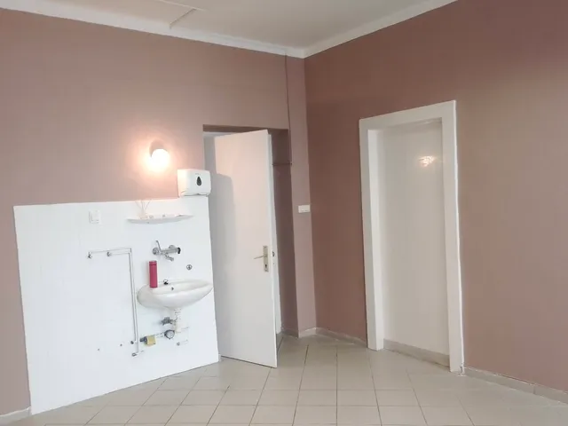 Eladó kereskedelmi és ipari ingatlan Kaposvár 21 nm