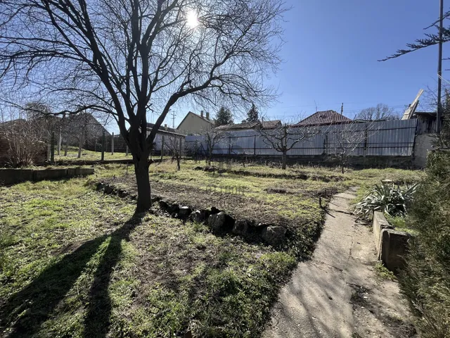 Eladó telek Pécel 734 nm