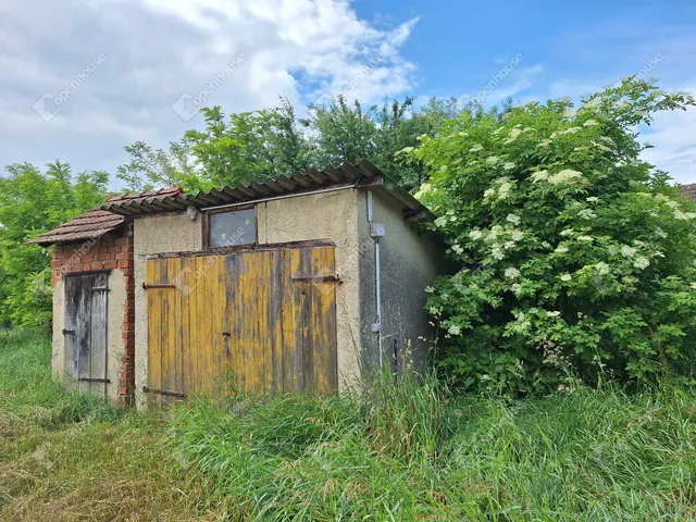 Eladó telek Magyarkeresztúr 7018 nm