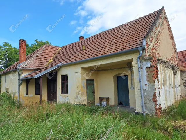 Eladó telek Magyarkeresztúr 7018 nm