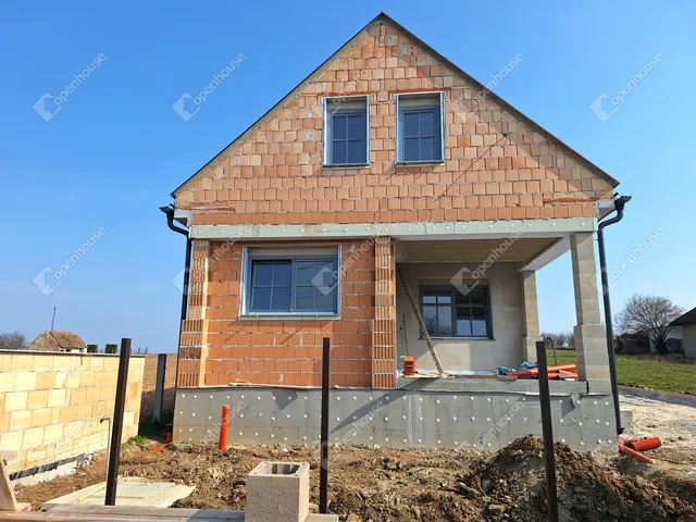 Eladó ház Zsira 220 nm