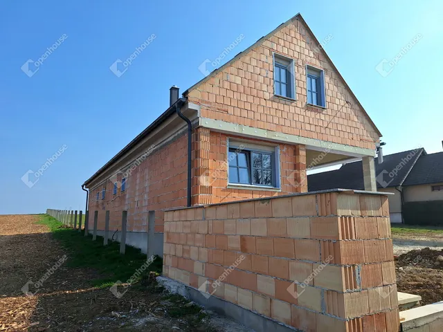 Eladó ház Zsira 220 nm