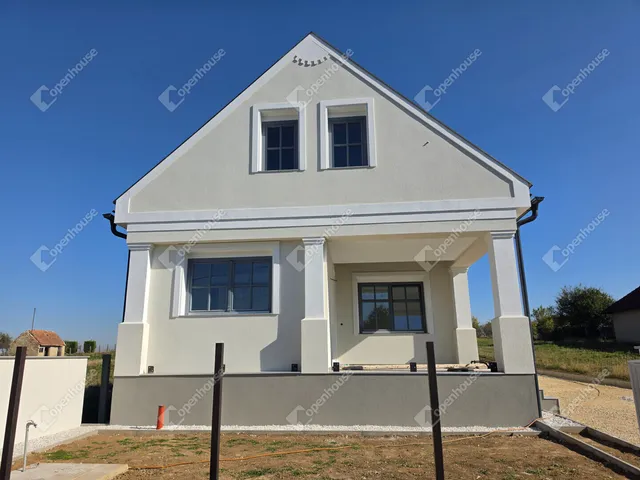 Eladó ház Zsira 220 nm