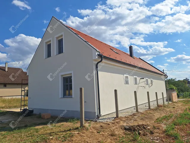 Eladó ház Zsira 220 nm