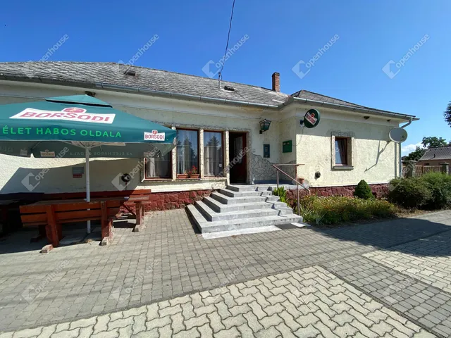 Eladó kereskedelmi és ipari ingatlan Gyóró 130 nm