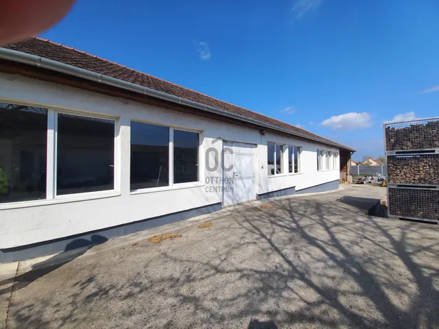 Eladó kereskedelmi és ipari ingatlan Kék 700 nm