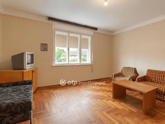 Eladó ház Besenyőtelek, Családi házas 100 nm