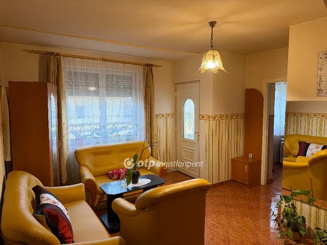 Eladó ház Besenyőtelek 240 nm