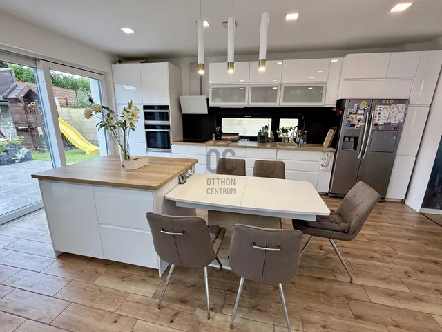 Kiadó ház Üröm 150 nm