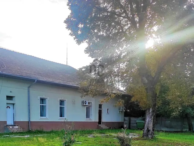Eladó kereskedelmi és ipari ingatlan Lábatlan 2000 nm