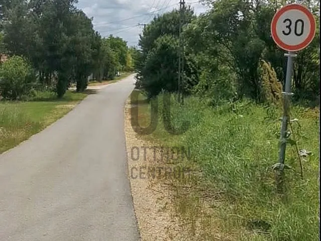 Eladó telek Naszály 1798 nm