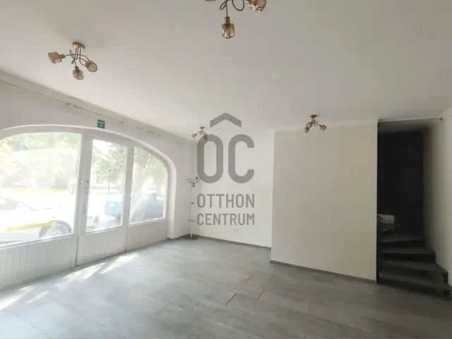 Eladó kereskedelmi és ipari ingatlan Komárom 80 nm