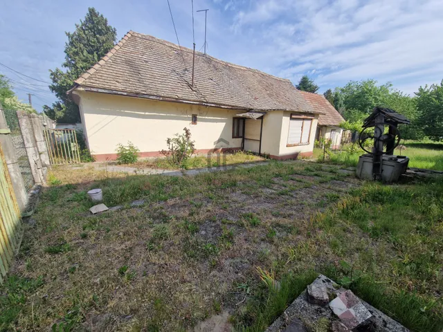 Eladó telek Naszály 80 nm