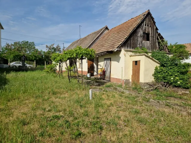 Eladó telek Naszály 80 nm