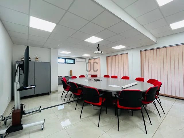 Kiadó kereskedelmi és ipari ingatlan Siófok, Belváros 300 nm