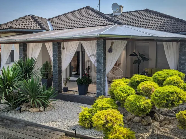 Eladó ház Enying, Balatonbozsok 170 nm