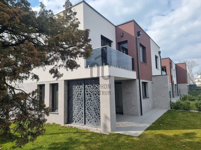 Eladó ház Balatonlelle 306 nm